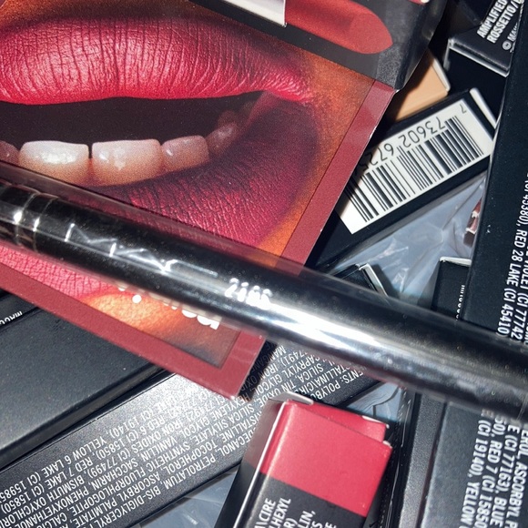 x1 MAC / #219s BRUSH BRAND NEW IN CLEAR WRAPPED BRUSH SLEEVE - Picture 4 of 5